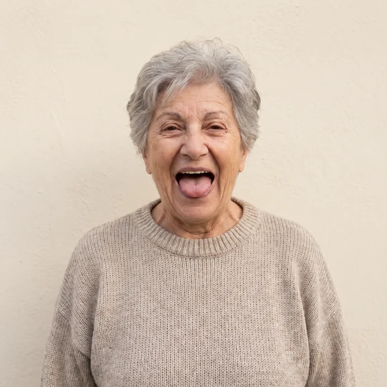 Una nonna apre molto la bocca come dal dottore